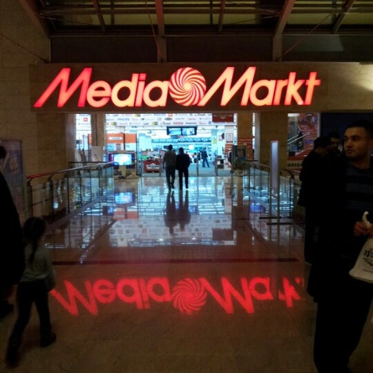 รูปภาพถ่ายที่ MediaMarkt โดย Emrah Ç. เมื่อ 1/5/2013