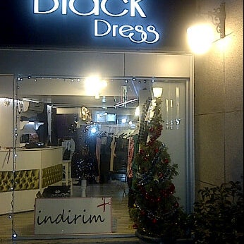Foto diambil di Little Black Dress oleh Aslıhan E. pada 12/4/2012