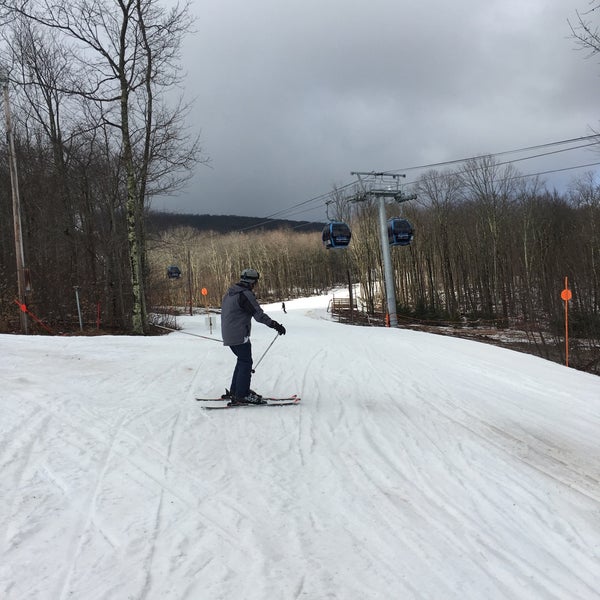 2/24/2018 tarihinde Kathryn W.ziyaretçi tarafından Belleayre Mountain Ski Center'de çekilen fotoğraf
