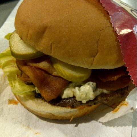 Foto scattata a 96th Street Steakburgers da Kevin H. il 12/5/2012