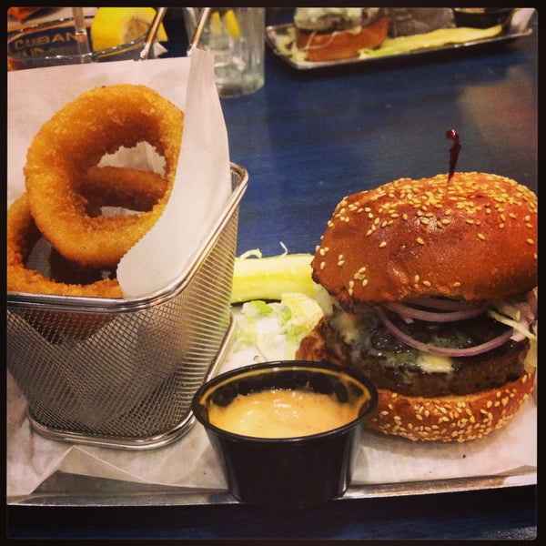 Das Foto wurde bei Burgers and More by Emeril von Annie B. am 5/9/2013 aufgenommen