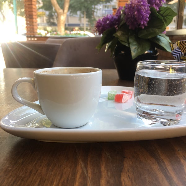 Das Foto wurde bei Cafe Mırra von TC Tuğba A. am 9/9/2019 aufgenommen