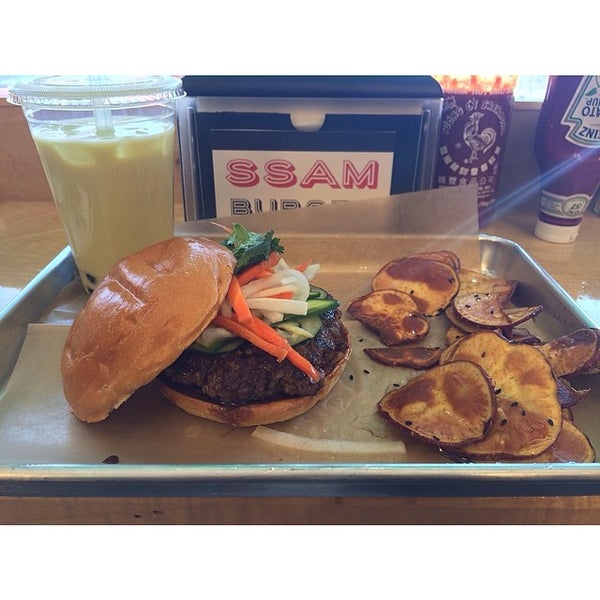 Foto diambil di ssam burger oleh Maurice pada 3/14/2014