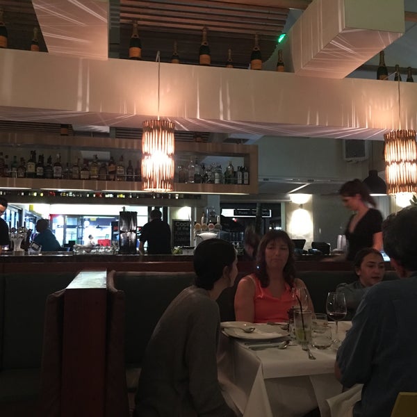 12/24/2015 tarihinde Stef K.ziyaretçi tarafından Zinc Restaurant &amp; Lounge Bar'de çekilen fotoğraf