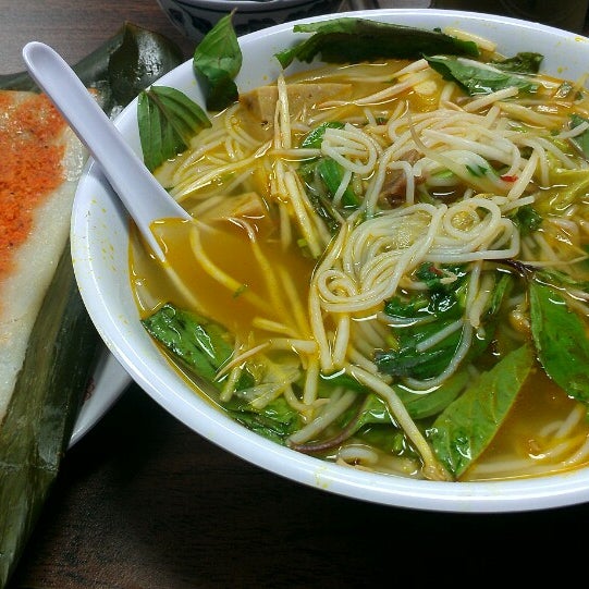รูปภาพถ่ายที่ Kim Vu Vietnamese Cuisine โดย Ryan D. เมื่อ 2/23/2013