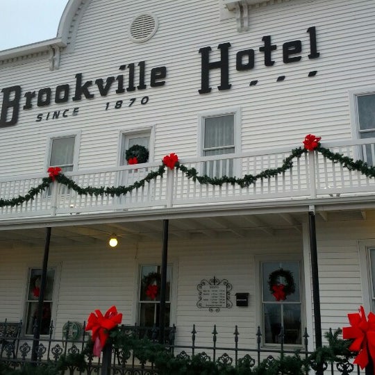 Foto tomada en Brookville Hotel  por Be S. el 12/16/2012