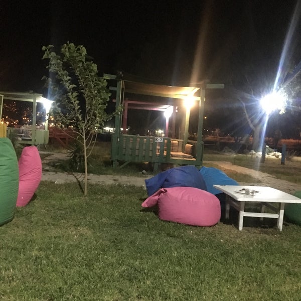 รูปภาพถ่ายที่ Sever Cafe Beach Park โดย Samet Ç. เมื่อ 9/16/2018