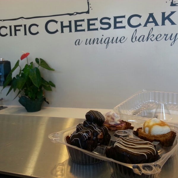 6/30/2014 tarihinde Robert G.ziyaretçi tarafından Pacific Cheesecake Company'de çekilen fotoğraf