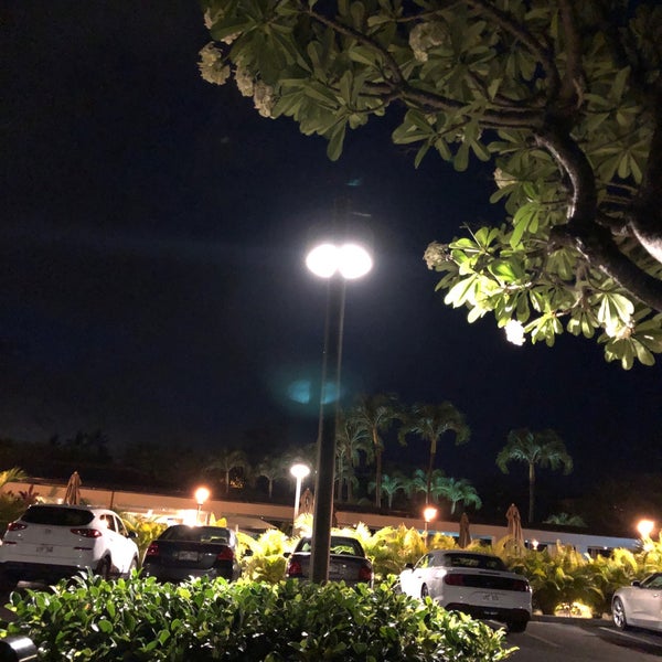 รูปภาพถ่ายที่ Maui Coast Hotel โดย Eddie C. เมื่อ 5/22/2019