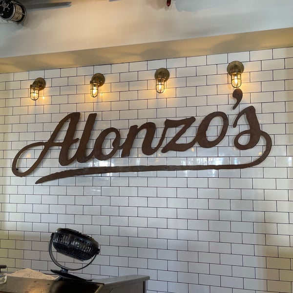 Foto tirada no(a) Alonzo&#39;s Oyster Bar por Eddie C. em 3/23/2021