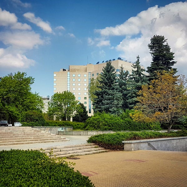 รูปภาพถ่ายที่ Hilton Sofia โดย Mihail T. เมื่อ 4/20/2018