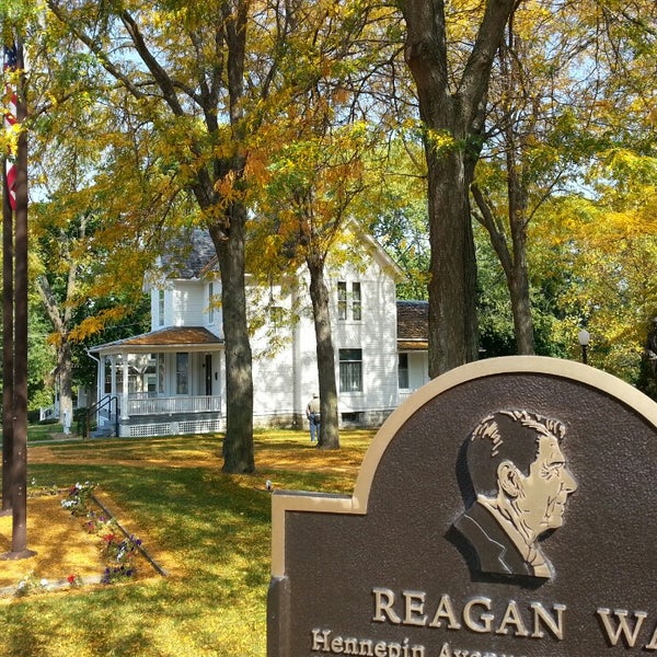Foto tomada en Ronald Reagan Boyhood Home  por Robert M. el 9/29/2014