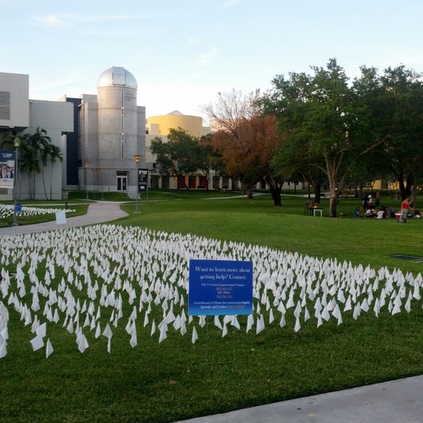 Новый кампус apple, силиконовая долина, сша. Эппл парк купертино. Зеленый кампус. Купертино, штат калифорния. Apple park в купертино.