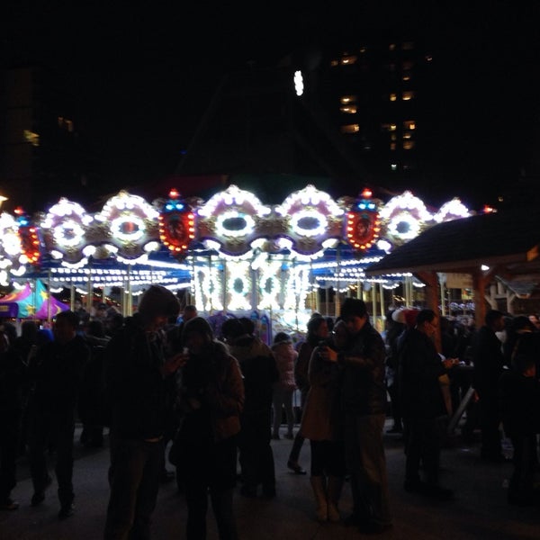 Foto tirada no(a) Vancouver Christmas Market por Paige J. em 12/25/2013
