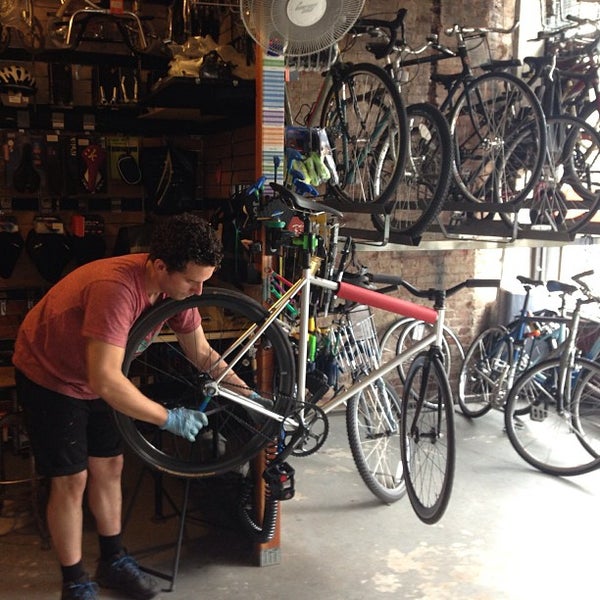 9/14/2013 tarihinde Thiago S.ziyaretçi tarafından Waterfront Bicycle Shop'de çekilen fotoğraf