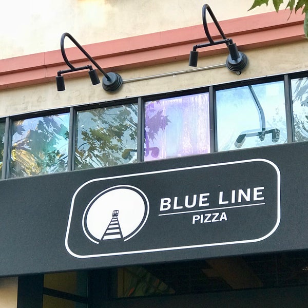 Foto tomada en Blue Line Pizza  por Ron v. el 9/25/2017