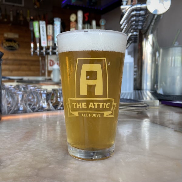 Foto diambil di The Attic Ale House oleh Robert B. pada 11/5/2021