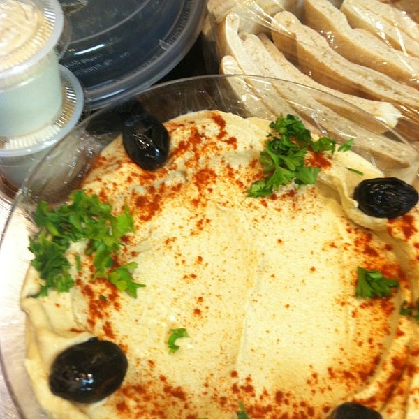 5/27/2013 tarihinde Mazah Mediterranean Eateryziyaretçi tarafından Mazah Mediterranean Eatery'de çekilen fotoğraf