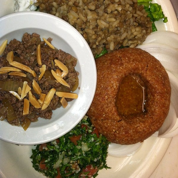 รูปภาพถ่ายที่ Mazah Mediterranean Eatery โดย Mazah Mediterranean Eatery เมื่อ 6/3/2013