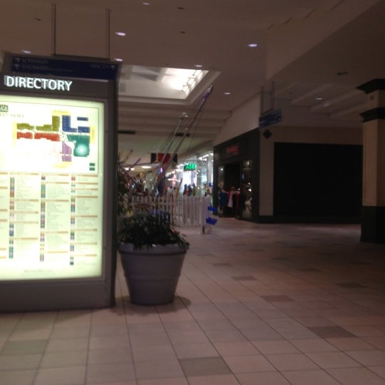 รูปภาพถ่ายที่ Meridian Mall โดย Pritam M. เมื่อ 12/22/2012