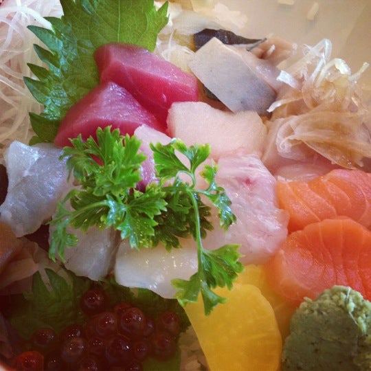 Foto scattata a Toshi Sushi da The Minty .. il 9/16/2012