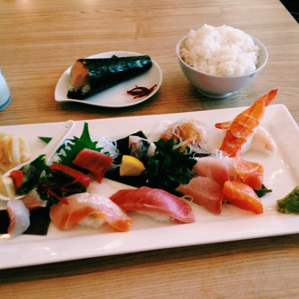 10/24/2014 tarihinde The Minty ..ziyaretçi tarafından Toshi Sushi'de çekilen fotoğraf