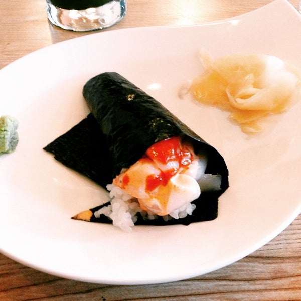Das Foto wurde bei Toshi Sushi von The Minty .. am 5/12/2015 aufgenommen