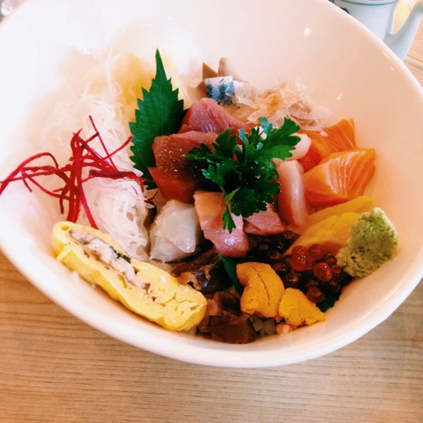 Foto tomada en Toshi Sushi  por The Minty .. el 9/16/2014