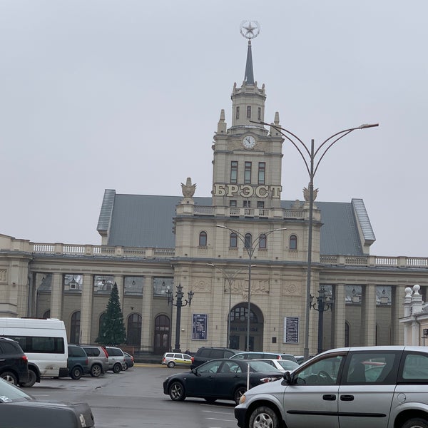 รูปภาพถ่ายที่ Станция Брест-Центральный / Brest Railway Station โดย Max R. เมื่อ 1/7/2020