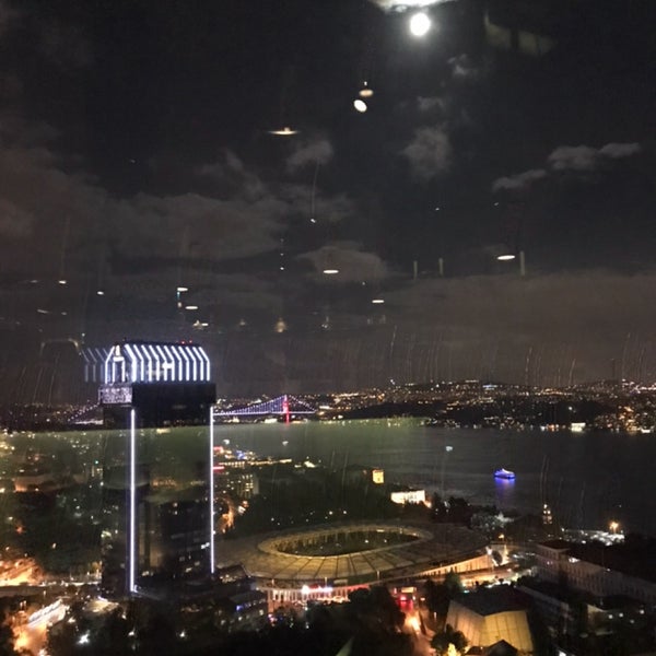 This is the place if you wanna watch Istanbul while having a sip from your glass and delicious dinner.Service was great and just in time.Live music after dinner made the whole evening great