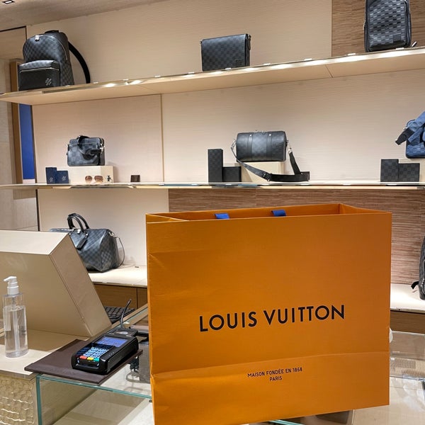 Vitrines de Noël Louis Vuitton aux Galeries Lafayette - Pa…