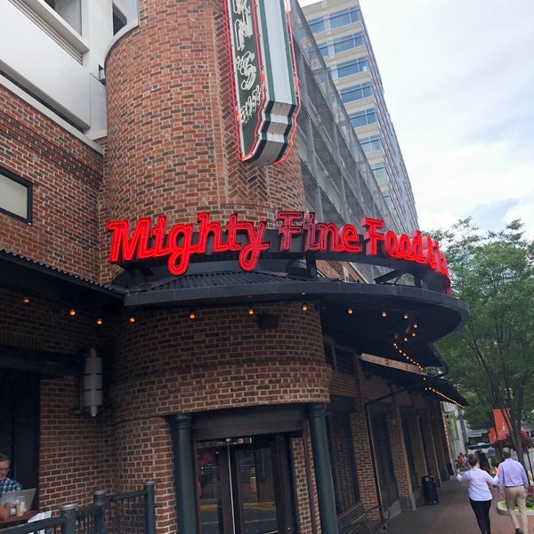 Foto tomada en Jackson&#39;s Mighty Fine Food &amp; Lucky Lounge  por R el 7/25/2018