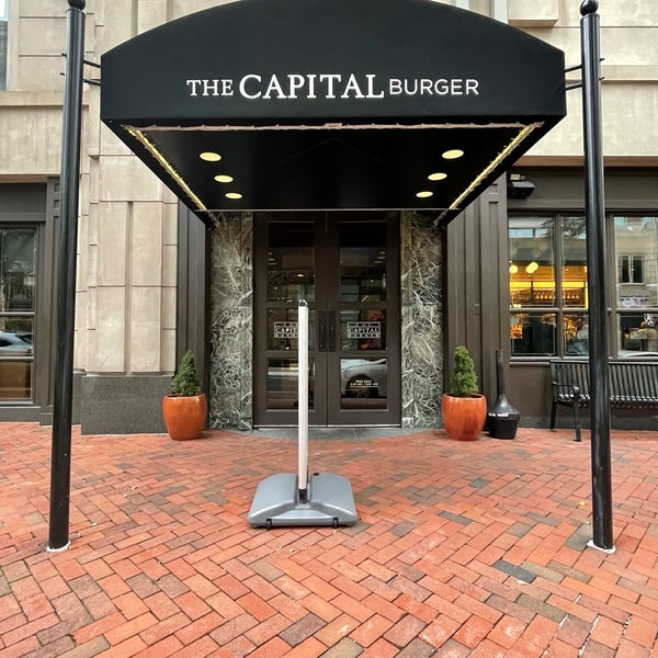 Foto tirada no(a) The Capital Burger por R em 9/24/2021