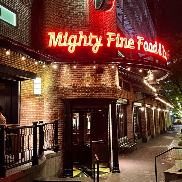 Foto diambil di Jackson&#39;s Mighty Fine Food &amp; Lucky Lounge oleh R pada 9/17/2021