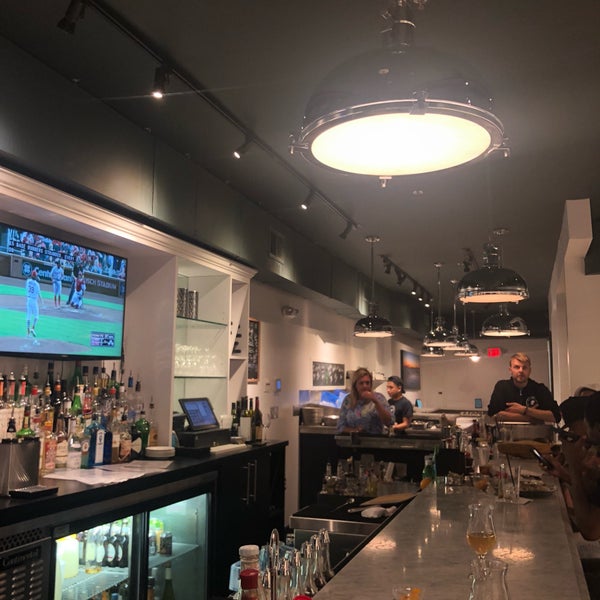 Foto scattata a Hank&#39;s Oyster Bar da R il 8/14/2018