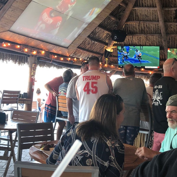 12/7/2019에 Tiny님이 Bamboo Beach Tiki Bar &amp; Cafe에서 찍은 사진