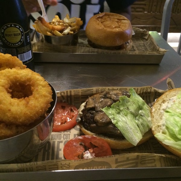 รูปภาพถ่ายที่ Big Smoke Burger โดย Tiny เมื่อ 7/19/2014