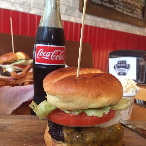 รูปภาพถ่ายที่ Butcher &amp; The Burger โดย kazim เมื่อ 5/30/2015