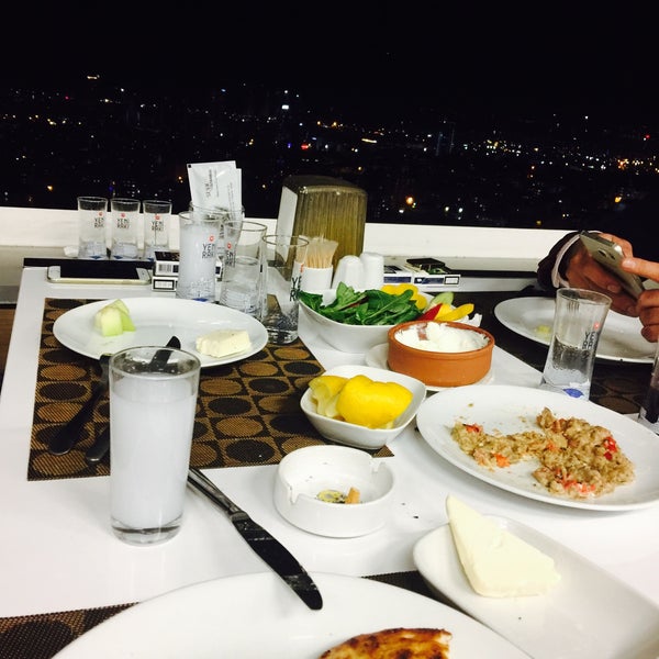 Das Foto wurde bei Subaşı Et &amp; Mangal Restaurant von Ferdi am 4/26/2017 aufgenommen