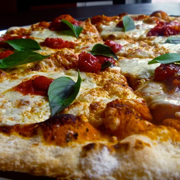 En Dardinni & Antonella podrás disfrutar de nuestra comida artesanal italiana y saborear nuestras pizzas a la leña en horno original de piedra elaborado 100% por italianos.