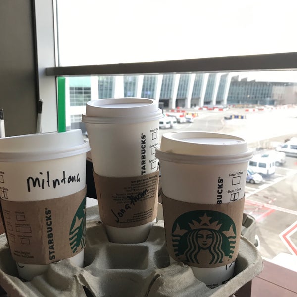 Foto tomada en Starbucks  por Mintra . el 10/5/2017