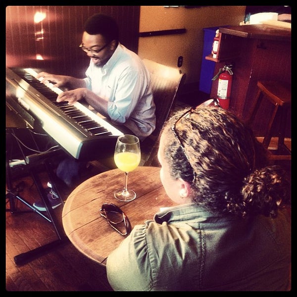 11/12/2012 tarihinde Kindred S.ziyaretçi tarafından Dell&#39;uva Wine Bar &amp; Cafe'de çekilen fotoğraf