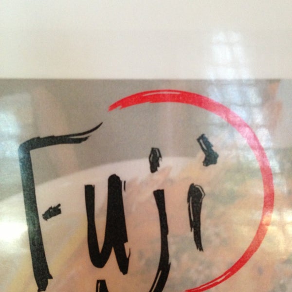 รูปภาพถ่ายที่ Fuji Sushi Bar &amp; Grill โดย Lisa B. เมื่อ 7/11/2013