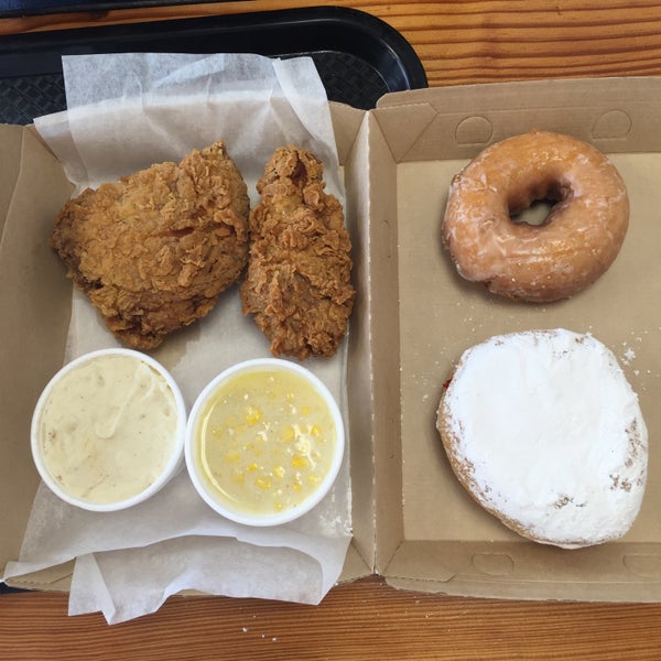 Das Foto wurde bei Sam&#39;s Fried Chicken &amp; Donuts von Jess L. am 12/27/2015 aufgenommen