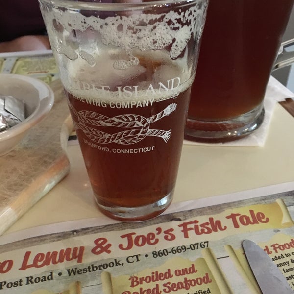 Photo taken at Lenny &amp; Joe&#39;s Fish Tale by Robert P. on 7/3/2019