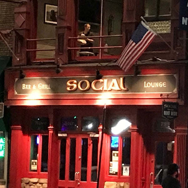Foto diambil di Social Bar, Grill &amp; Lounge oleh Jesse R. pada 8/17/2017