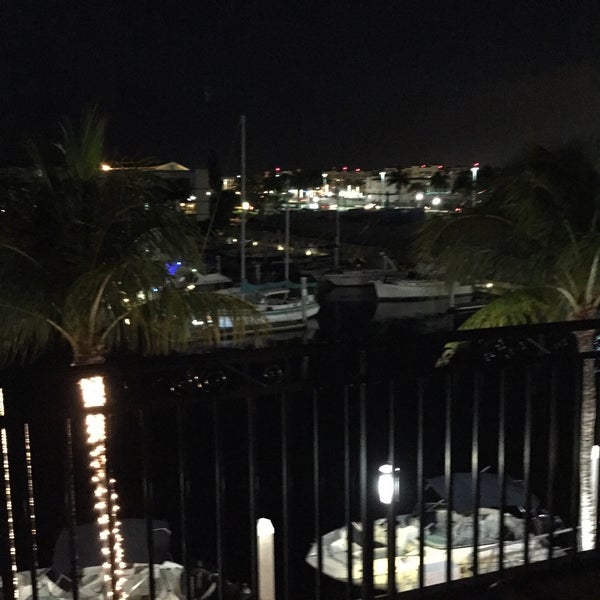 รูปภาพถ่ายที่ Naples Bay Resort and Marina โดย Yana Y. เมื่อ 11/28/2015