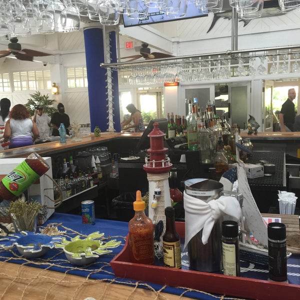 Foto diambil di Bimini Boatyard Bar &amp; Grill oleh Mjay P. pada 5/11/2015