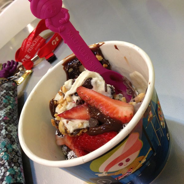4/19/2013에 Mjay P.님이 Menchie&#39;s Frozen Yogurt에서 찍은 사진