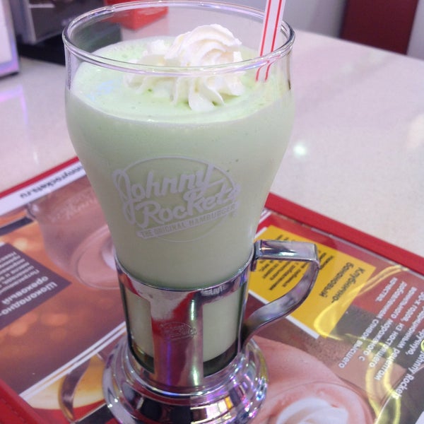 Photo taken at Johnny Rockets by ☭Ⓚⅰℜⅰℒℒ☭ Ⓖ. on 4/27/2013